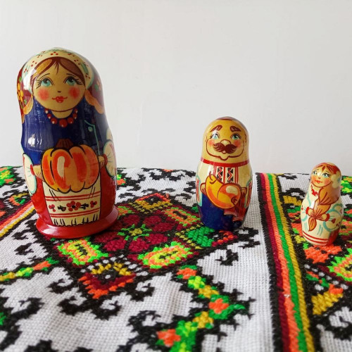 Матрьошка дівчинка 3 фігурки 10 см Матрьошка дівчинка 3 фігурки 10 см