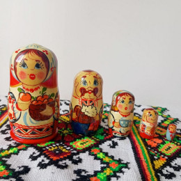 Матрьошка дівчина українка п’ять фігуркок 10, 5 см Матрьошка дівчина українка п’ять фігуркок 10, 5 см
